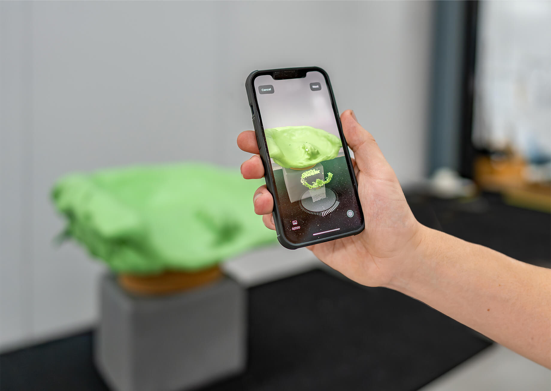 Telefoon in hand die foto maakt van product