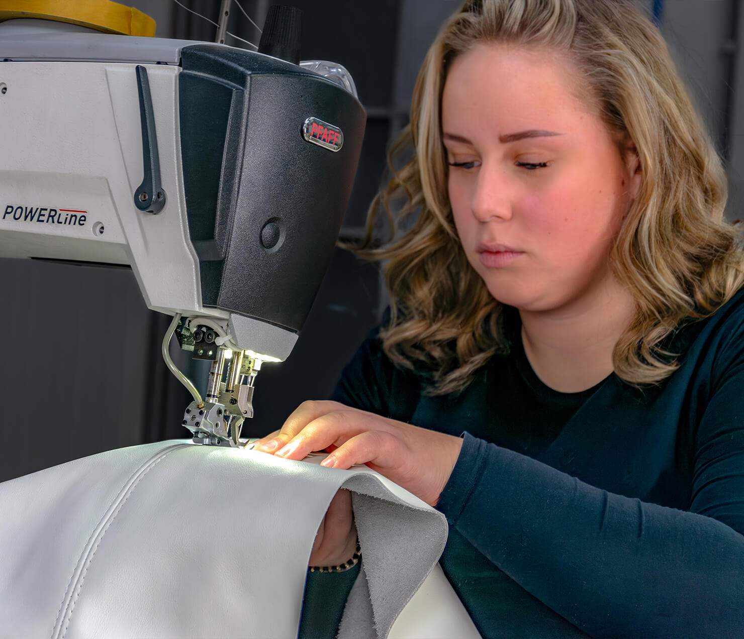 Vrouw aan het werk met naaimachine